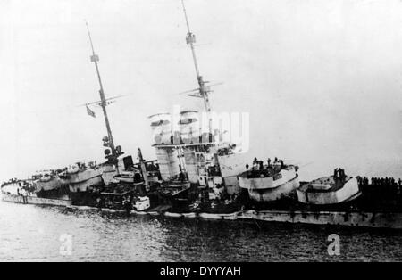 SMS Szent István capsizes nel Mare Mediterraneo, 1918 Foto Stock