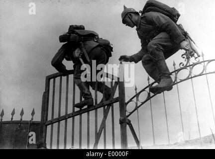 Soldati in un esercizio militare durante la Prima Guerra Mondiale Foto Stock