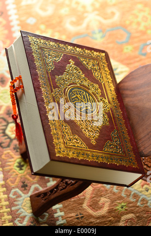 Primo piano del Sacro Corano con perline di preghiera islamiche Foto Stock