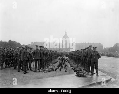 Inglese reggimento di fanteria a Parigi, 1916 Foto Stock