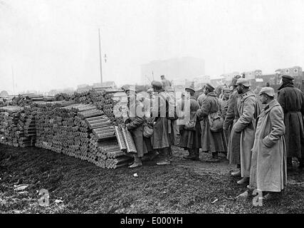 Prigionieri di guerra russi cartouches di stack, 1915 Foto Stock