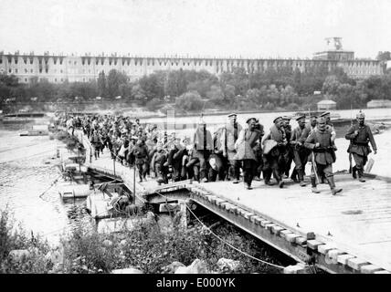 Prigionieri di guerra russi attraversare un ponte, 1915 Foto Stock