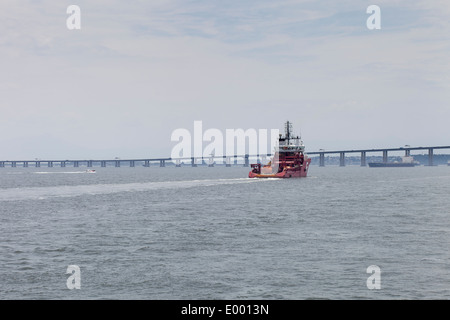 Tugboat di fronte al Ponte dei Presidenti Foto Stock