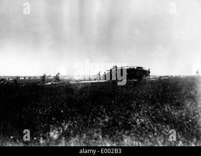 I soldati tedeschi attacco con un serbatoio britannica, 1918 Foto Stock
