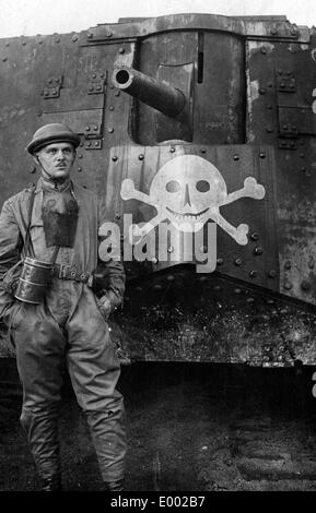 Un serbatoio di tedesco con un uomo dell'equipaggio, 1918 Foto Stock