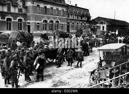 Trasporto di feriti soldati tedeschi in Conflans, 1914 Foto Stock