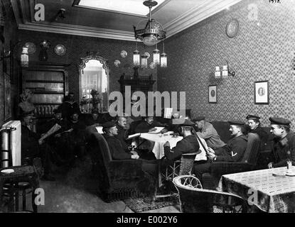 I soldati tedeschi in una sala di lettura nelle Fiandre, 1918 Foto Stock