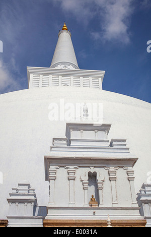 Ruwanwelisaya Chedi nella città sacra di Anuradhapura, Sri Lanka Foto Stock