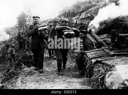 La prima colazione in una trincea tedesca, 1915 Foto Stock