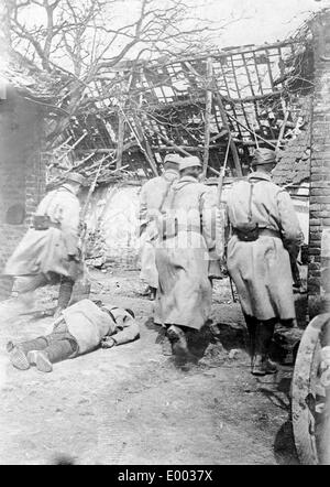 Soldati francesi di pattuglia al Westen anteriore, 1915 Foto Stock