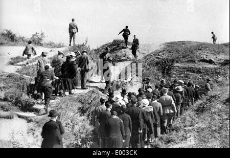 I visitatori in un tour guidato intorno a Fort Vaux, 1934 Foto Stock