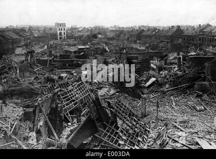 Città distrutta della lente durante la Battaglia di Arras, 1917 Foto Stock