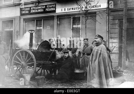 I soldati tedeschi in un campo cucina sul Fronte Orientale, 1915 Foto Stock