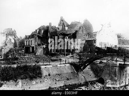 Distrutto il villaggio di La Bassée, 1914 Foto Stock