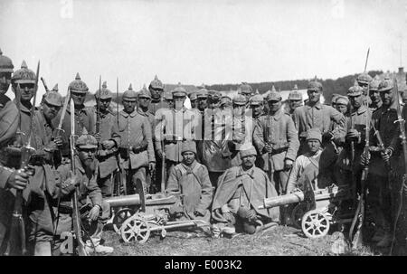 I soldati tedeschi con il russo mitragliatrici, 1915 Foto Stock