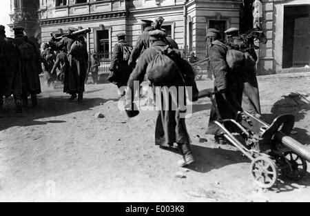 Prigionieri di guerra russi con mitragliatrici, 1915 Foto Stock