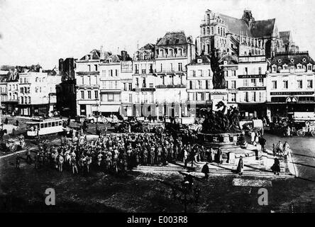 Mercato di San Quentin con un militare tedesco marching band durante la Prima Guerra Mondiale Foto Stock