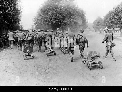 Prigionieri di guerra russi tirare le pistole mitragliatrici, 1915 Foto Stock