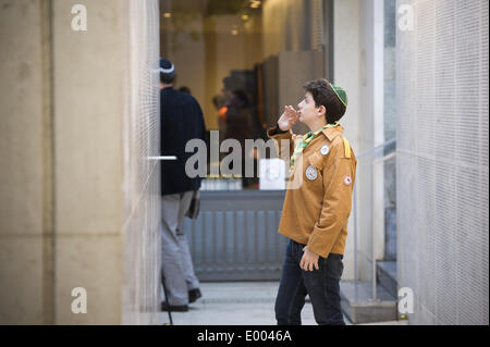 Parigi, Francia. 27 apr 2014. Un ragazzo non identificato sta frequentando il Yom HaShoah cerimonia di commemorazione al Memoriale della Shoah nel centro di Parigi, il 27 aprile 2014. Yom HaShoah è una giornata dedicata alla commemorazione delle vittime ebree dell olocausto della II Guerra Mondiale e segna il giorno ebrei in polacco ghetto di Varsavia si ribellò contro nazista di truppe tedesche. (Foto/Zacharie Scheurer) © Zacharie Scheurer/NurPhoto/ZUMAPRESS.com/Alamy Live News Foto Stock