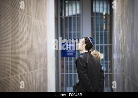 Parigi, Francia. 27 apr 2014. Un uomo non identificato legge i nomi dei deportati ebrei al Memoriale della Shoah nel centro di Parigi, il 27 aprile 2014. Yom HaShoah è una giornata dedicata alla commemorazione delle vittime ebree dell olocausto della II Guerra Mondiale e segna il giorno ebrei in polacco ghetto di Varsavia si ribellò contro nazista di truppe tedesche. (Foto/Zacharie Scheurer) © Zacharie Scheurer/NurPhoto/ZUMAPRESS.com/Alamy Live News Foto Stock