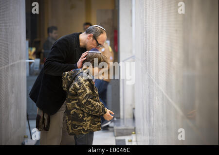 Parigi, Francia. 27 apr 2014. Un uomo non identificato e suo figlio frequentare il Yom HaShoah cerimonia di commemorazione al Memoriale della Shoah nel centro di Parigi, il 27 aprile 2014. Yom HaShoah è una giornata dedicata alla commemorazione delle vittime ebree dell olocausto della II Guerra Mondiale e segna il giorno ebrei in polacco ghetto di Varsavia si ribellò contro nazista di truppe tedesche. (Foto/Zacharie Scheurer) © Zacharie Scheurer/NurPhoto/ZUMAPRESS.com/Alamy Live News Foto Stock