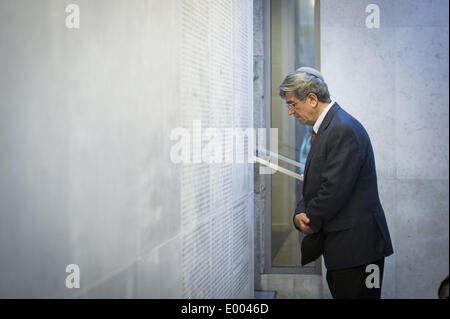 Parigi, Francia. 27 apr 2014. Knesset stati Shimon Ohayon Likud Yisrael Beitenu, prega al Memoriale della Shoah nel centro di Parigi, il 27 aprile 2014. Yom HaShoah è una giornata dedicata alla commemorazione delle vittime ebree dell olocausto della II Guerra Mondiale e segna il giorno ebrei in polacco ghetto di Varsavia si ribellò contro nazista di truppe tedesche. (Foto/Zacharie Scheurer) © Zacharie Scheurer/NurPhoto/ZUMAPRESS.com/Alamy Live News Foto Stock