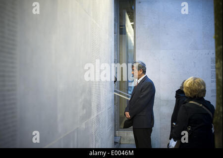 Parigi, Francia. 27 apr 2014. Knesset stati Shimon Ohayon Likud Yisrael Beitenu, prega al Memoriale della Shoah nel centro di Parigi, il 27 aprile 2014. Yom HaShoah è una giornata dedicata alla commemorazione delle vittime ebree dell olocausto della II Guerra Mondiale e segna il giorno ebrei in polacco ghetto di Varsavia si ribellò contro nazista di truppe tedesche. (Foto/Zacharie Scheurer) © Zacharie Scheurer/NurPhoto/ZUMAPRESS.com/Alamy Live News Foto Stock