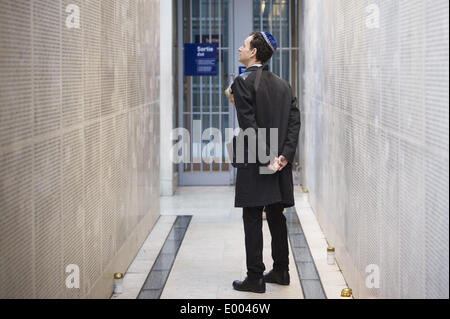 Parigi, Francia. 27 apr 2014. Un uomo non identificato legge i nomi dei deportati ebrei al Memoriale della Shoah nel centro di Parigi, il 27 aprile 2014. Yom HaShoah è una giornata dedicata alla commemorazione delle vittime ebree dell olocausto della II Guerra Mondiale e segna il giorno ebrei in polacco ghetto di Varsavia si ribellò contro nazista di truppe tedesche. (Foto/Zacharie Scheurer) © Zacharie Scheurer/NurPhoto/ZUMAPRESS.com/Alamy Live News Foto Stock