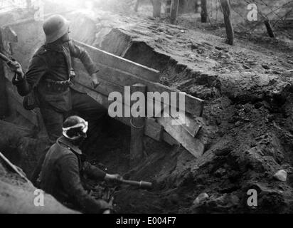 I soldati tedeschi di gettare bombe a mano durante la Prima Guerra Mondiale Foto Stock