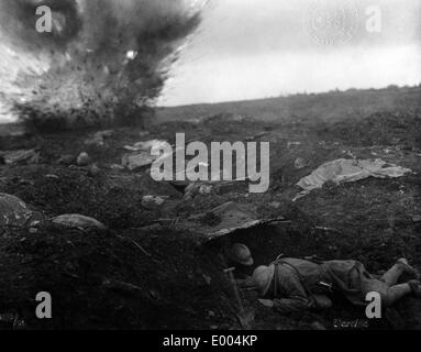 Soldati francesi in guscio crateri a Verdun, 1916 Foto Stock