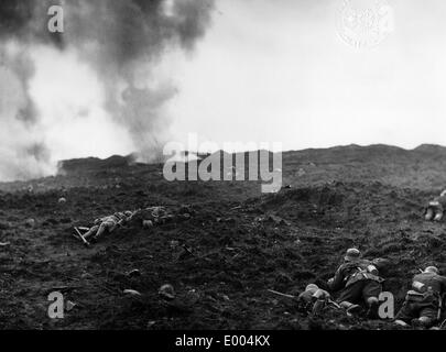 German infantery su un campo di battaglia vicino a Verdun, 1916 Foto Stock