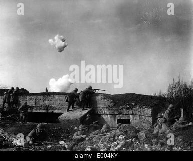 Soldati francesi a difendere una fortezza, 1916 Foto Stock