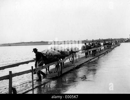 Un convoglio su un ponte mobile in Serbia, 1915 Foto Stock