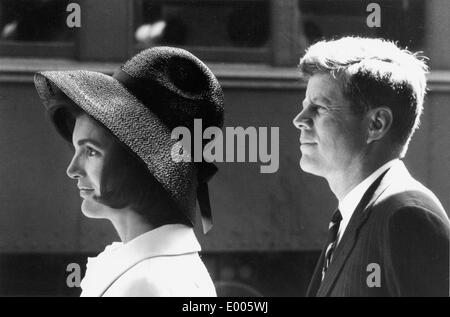 John F. Kennedy e sua moglie Jackie, 1963 Foto Stock