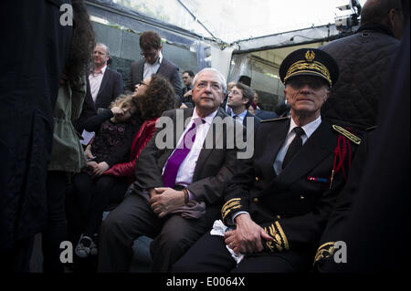 Parigi, Francia. 27 apr 2014. Jean-Paul Huchon (L) assiste il Yom HaShoah cerimonia di commemorazione al Memoriale della Shoah nel centro di Parigi, il 27 aprile 2014. Yom HaShoah è una giornata dedicata alla commemorazione delle vittime ebree dell olocausto della II Guerra Mondiale e segna il giorno ebrei in polacco ghetto di Varsavia si ribellò contro nazista di truppe tedesche. (Foto/Zacharie Scheurer) © Zacharie Scheurer/NurPhoto/ZUMAPRESS.com/Alamy Live News Foto Stock