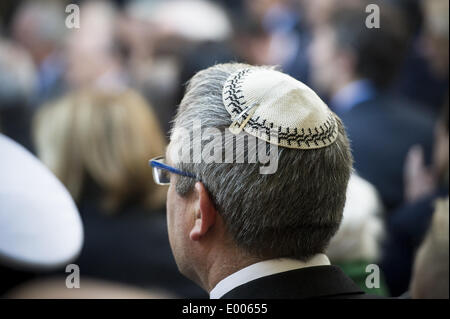 Parigi, Francia. 27 apr 2014. Un uomo che indossa una kippa assiste il Yom HaShoah cerimonia di commemorazione al Memoriale della Shoah nel centro di Parigi, il 27 aprile 2014. Yom HaShoah è una giornata dedicata alla commemorazione delle vittime ebree dell olocausto della II Guerra Mondiale e segna il giorno ebrei in polacco ghetto di Varsavia si ribellò contro nazista di truppe tedesche. (Foto/Zacharie Scheurer) © Zacharie Scheurer/NurPhoto/ZUMAPRESS.com/Alamy Live News Foto Stock