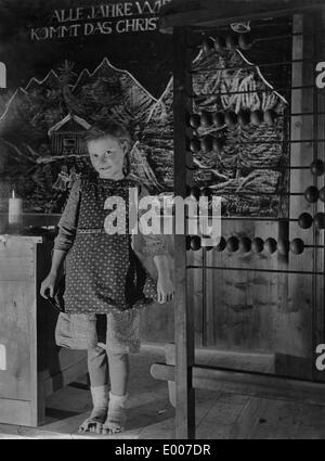 Una ragazza in una scuola di villaggio in Tirolo, 1951 Foto Stock