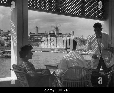 I turisti tedeschi sulla terrazza del Club Nautico' Foto Stock