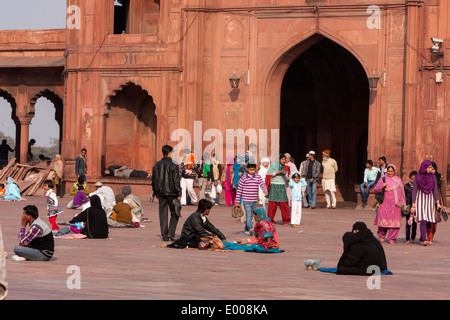 New Delhi, India. I musulmani in attesa per le preghiere del pomeriggio nel cortile della Jama Masjid (Moschea del Venerdì). Foto Stock