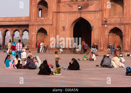New Delhi, India. I musulmani in attesa per le preghiere del pomeriggio nel cortile della Jama Masjid (Moschea del Venerdì). Foto Stock