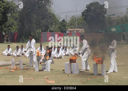 Lahore, Pakistan. 28 apr 2014. Pakistano (Punjab) Police commandos visualizzare le loro competenze durante un passaggio fuori parade, dopo il completamento della loro tre mesi di formazione presso la sede centrale di Ranger di Lahore il 28 aprile 2014. 165 personale di polizia completato la loro formazione commando il lunedì per la lotta contro il terrorismo in Pakistan Ranger (Punjab) sede di Lahore, secondo un comunicato stampa. Credito: Rana Sajid Hussain/Pacific Press/Alamy Live News Foto Stock