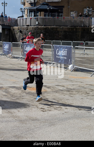 CARDIFF REGNO UNITO MARZO 2014 - In esecuzione a supporto di rilievo dello Sport Foto Stock