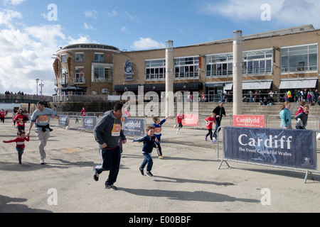 CARDIFF REGNO UNITO MARZO 2014 - In esecuzione a supporto di rilievo dello Sport Foto Stock