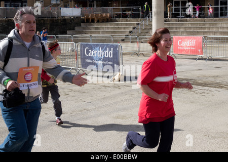 CARDIFF REGNO UNITO MARZO 2014 - In esecuzione a supporto di rilievo dello Sport Foto Stock