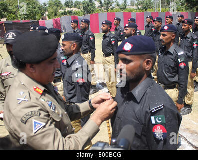 Lahore, Pakistan. 28 apr 2014. Pakistano (Punjab) Police commandos visualizzare le loro competenze durante un passaggio fuori parade, dopo il completamento della loro tre mesi di formazione presso la sede centrale di Ranger di Lahore il 28 aprile 2014. 165 personale di polizia completato la loro formazione commando il lunedì per la lotta contro il terrorismo in Pakistan Ranger (Punjab) sede di Lahore, secondo un comunicato stampa. Credito: Rana Sajid Hussain/Pacific Press/Alamy Live News Foto Stock