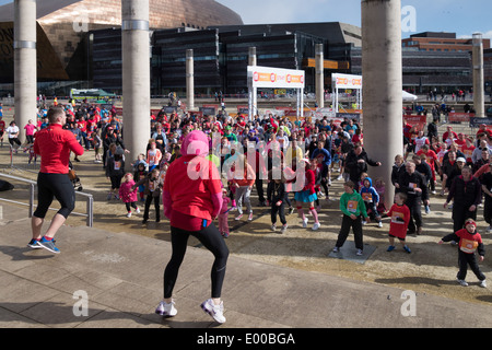 CARDIFF REGNO UNITO Marzo 2014 - Cheerleaders riscaldamento fino ai partecipanti per lo Sport gara di sfiato Foto Stock