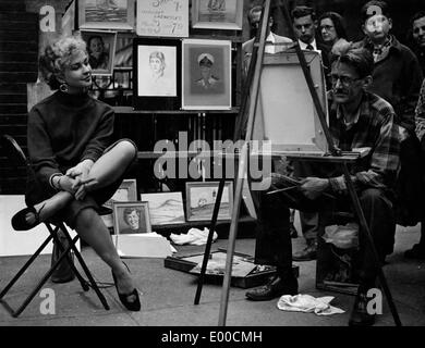 L'artista di strada vernici giovane donna in New York Foto Stock