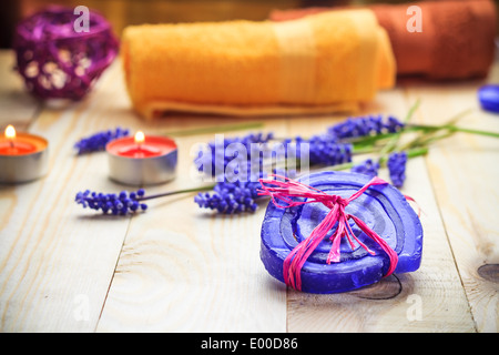 Concetto di Spa con saponi a base di erbe e candele profumate Foto Stock