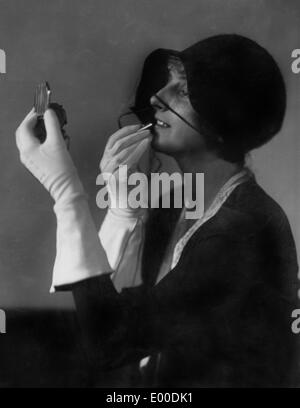 Una donna di applicare il trucco, 1935 Foto Stock