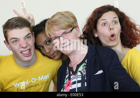 Berlino, Germania. 28 apr 2014. Parte superiore del candidato del partito della sinistra per le prossime elezioni europee, Gabi Zimmer (2-R), clown intorno con aiutanti all'inizio della votazione-O-Mat (Wahl-O-Mat) per le elezioni europee a Berlino, Germania, 28 aprile 2014. Il sito web Wahl-O-Mat è gestito dalla Agenzia federale per l educazione civica (BPB) ed è stata offerta una guida di orientamento per gli elettori fin dal 2002. Foto: STEPHANIE PILICK/DPA/Alamy Live News Foto Stock